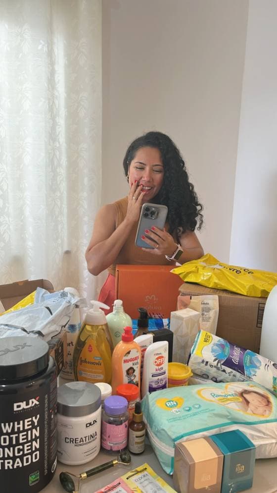 Aline recebendo seus achadinhos em casa