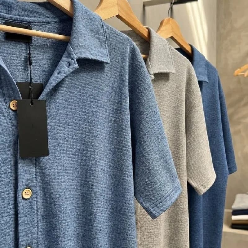 Camisa Masculina Slim de Malha Eco com Botões de Madeira