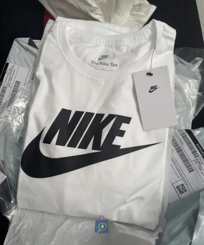 Camiseta Nike Sportswear Essentials Feminina
